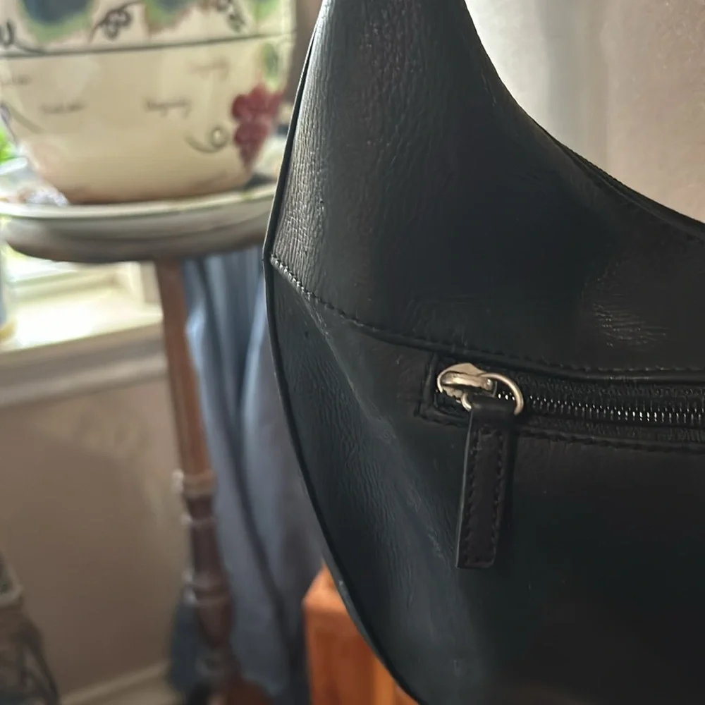 Classic Black Leather Hobo Shoulder Bag - Unbranded